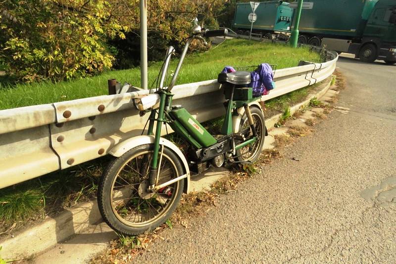 Řidič nákladního vozidla zřejmě nedal přednost motocyklistce na Babetě a vjel na kruhový objezd v době, kdy jej 67letá žena projížděla.Ta se sice vyhnula střetu s kamionem vzápětí ale přepadla z motocyklu na vozovku.