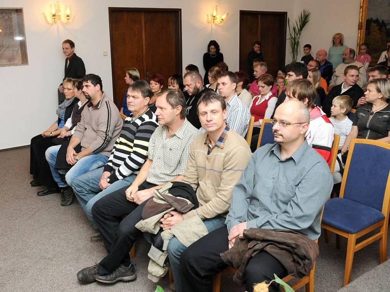 Padesát občanů z Hronovska, kteří bez nároku na odměnu neváhají darovat krev, si převzalo medaile prof. MUDr. Jana Jánského. 