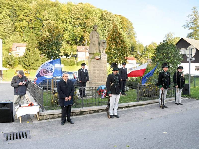 POSVÍCENÍ VYVRCHOLILO pondělním průvodem obcí ke kapličce, kde se sloužila mše, a následnou zábavou. 