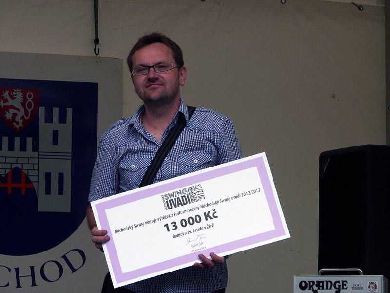 DRAŽBA PIKNIKOVÝCH KOŠŮ letos Domovu sv. Josefa v Žirči přinesla 3 200 korun. 