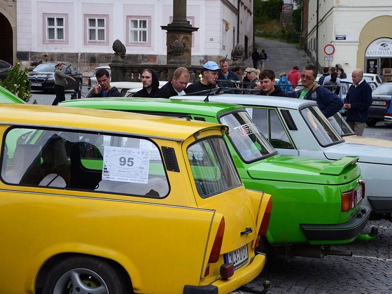 Spanilá jízda trabantů a vozů koncernu IFA se vydala z Jívky na náchodské Masarykovo náměstí. 