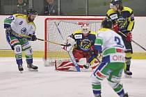 Ve třetím vzájemném utkání sezony hokejisté Hronova na pražskou Kobru nevyzráli. Po srdnatém boji papírovému favoritovi podlehli 2:4.