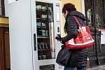 Automat na roušky u městského úřadu v Náchodě. Takzvaný rouškomat je v permanenci.