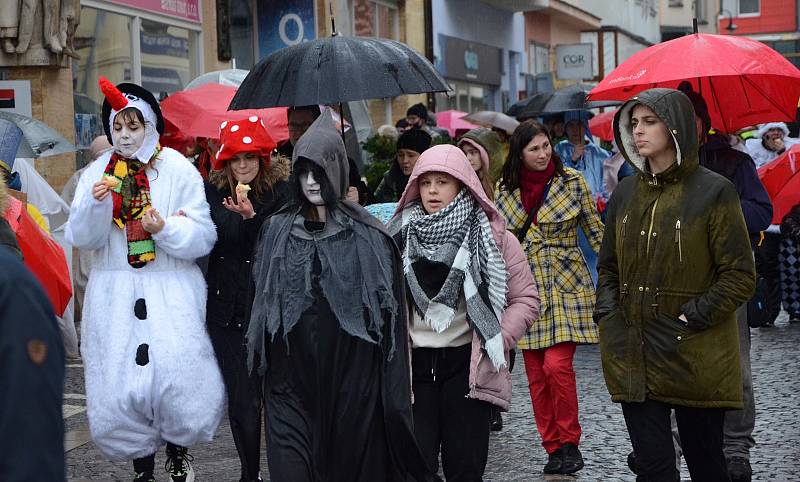 Masopust, který v centru Náchoda slavili čeští i polští sousedé, sice skrápěl déšť, přesto se příchozí dobře bavili.