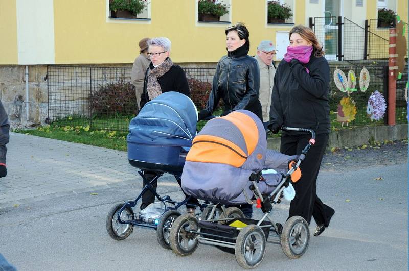 POSVÍCENÍ VYVRCHOLILO pondělním průvodem obcí ke kapličce, kde se sloužila mše, a následnou zábavou. 