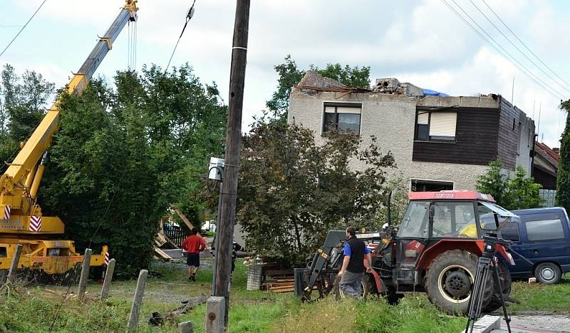 Dům manželů Menclových po páteční větrné smršti. V Bohuslavicích dopadl nejhůř.