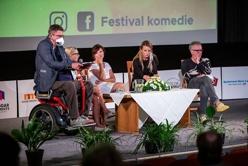 Druhý den festivalového veselí v Novém Městě nad Metují je za námi. Promítané filmy Ženská na vrcholu a Chlap na střídačku  doplnily besedy  s režiséry a herci, v  doprovodném programu diváci slyšeli hity Dalibora Jandy v podání Richarda Kmocha a kapely G