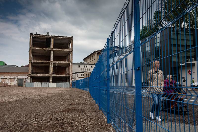 Stará budova Tepna v Náchodě a prostor vzniklý po demolici komplexu budov bývalé fabriky.