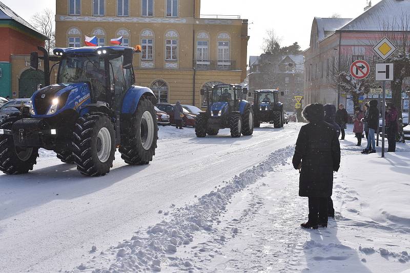 Symbolicky pět minut po dvanácté začala ve čtvrtek po poledni kroužit centrem Police nad Metují desítka traktorů. Zástupci ZD Ostaš a  Družstva vlastníků Agriteam se připojili k celostátní protestní akci proti změně dotačních pravidel.