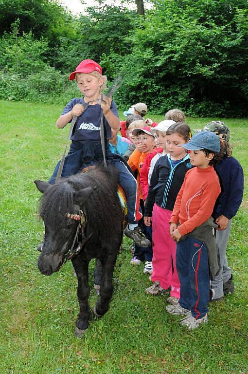 Předškoláci z Velkého Poříčí se rozloučili se školkou mejdanem.