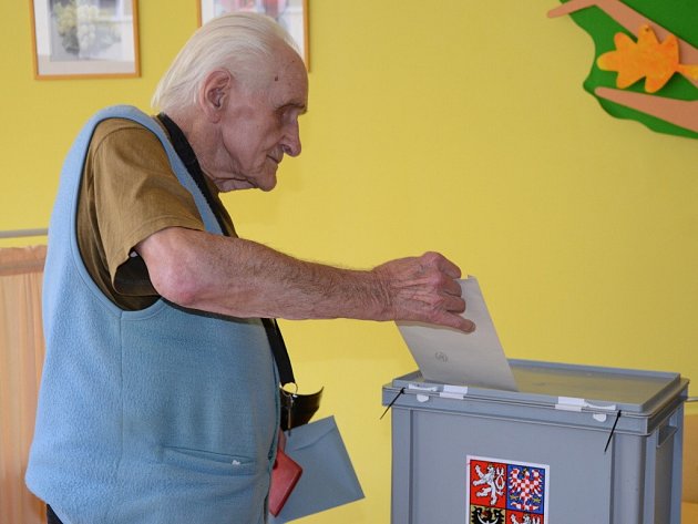 ANTONÍN JENKA, nejstarší muž náchodského domova důchodců, přišel i k mimořádným volbám.