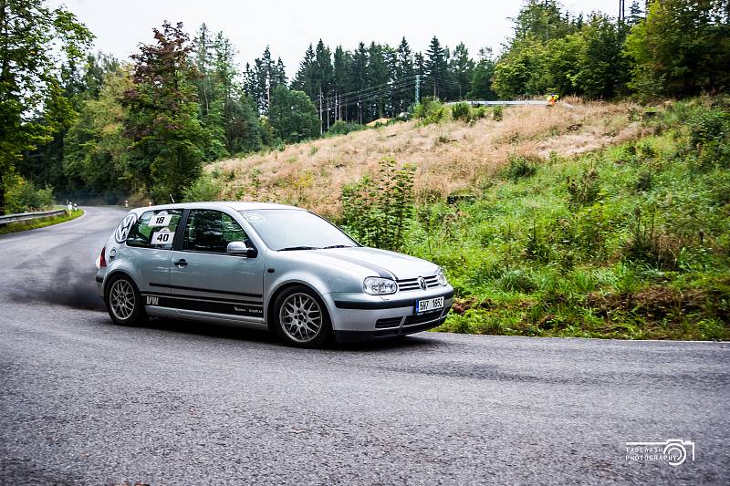 Více než tři desítky automobilů na startovní listině, stovky diváků podél deštěm zmáčené trati a jeden karambol – takovou podobu měl amatérský závod do vrchu Hronovské zatáčky.