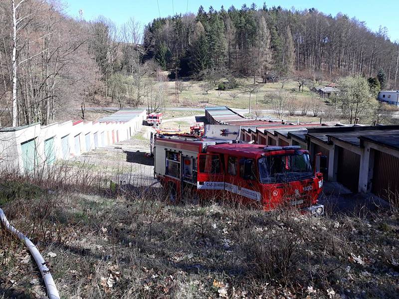 Na Náchodsku hořela hrabanka po těžbě, a to v těžko přístupném terénu. Na pasece 100 x 100 metrů v části Plhov zasahovalytři jednotky - náchodští profesionální a dobrovolní hasiči i dobrovolní hasiči z Dolní Radechové.