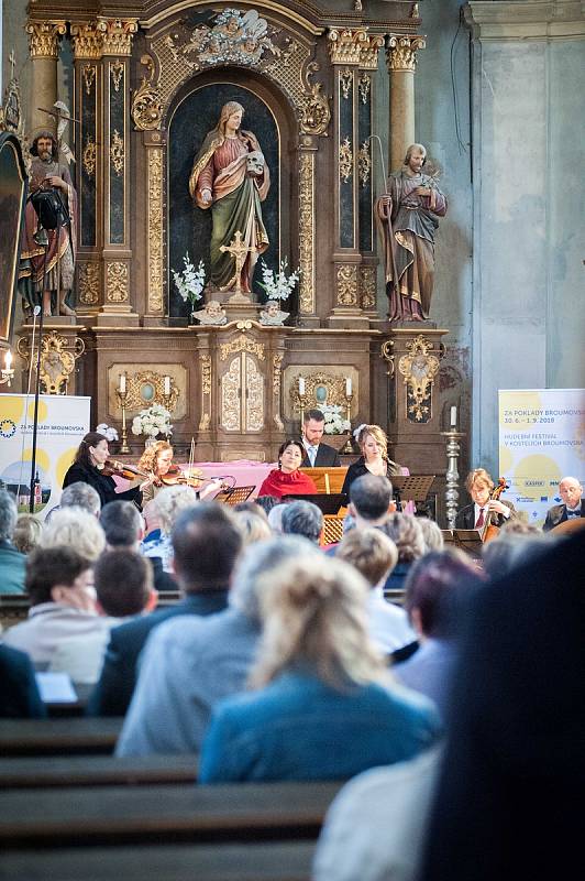 V božanovském kostele sv. Máří Magdalény odstartoval letní hudební festival klasické hudby Za poklady Broumovska. Foto: Jakub Šleis