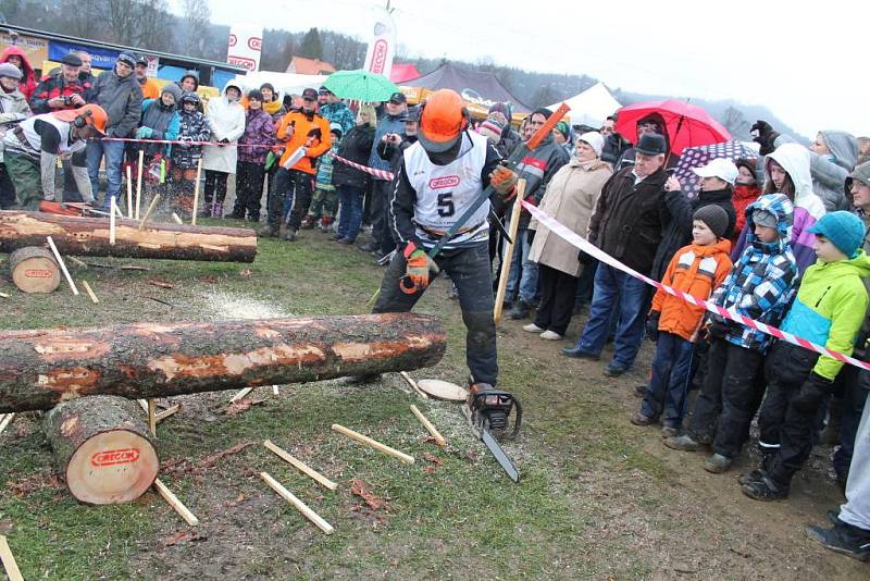 V sobotu se třiadvacet drsňáků z celé České republiky utkalo v Adršpachu o titul Dřevorubce roku. 