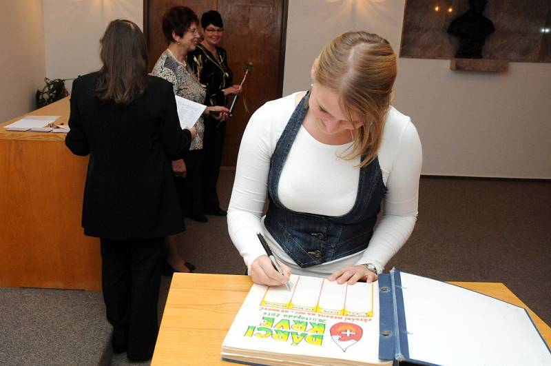 Padesát občanů z Hronovska, kteří bez nároku na odměnu neváhají darovat krev, si převzalo medaile prof. MUDr. Jana Jánského. 