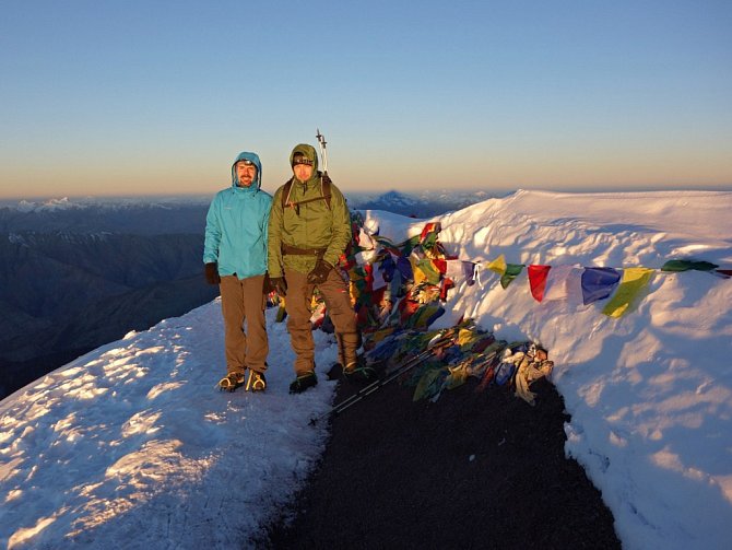 SPOLEČNÁ FOTOGRAFIE na vrcholu 6153 m. n.m. 