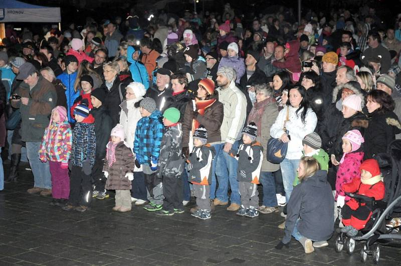 V podvečer na první adventní neděli přišla na hronovské náměstí téměř tisícovka obyvatel města, aby byla svědkem slavnostního rozsvícení vánočního stromu, který bude až do 6. ledna tvořit dominantu náměstí. 