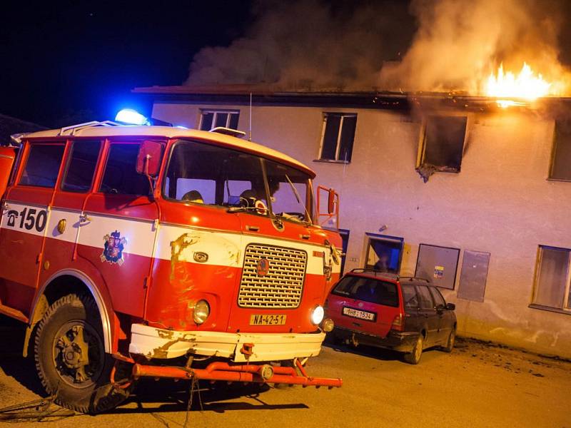 Rozsáhlý požár bytového domu v Bohuslavicích nad Metují.