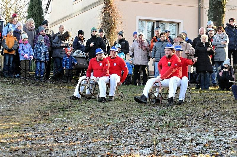 Na Silvestra odstartovala parta Čolek o desáté hodině ranní na kopci Čerťák už osmnáctý ročník recesistické akce nazvané Sjezd na čemkoli.