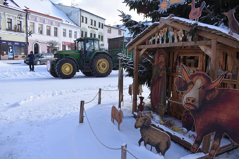 Symbolicky pět minut po dvanácté začala ve čtvrtek po poledni kroužit centrem Police nad Metují desítka traktorů. Zástupci ZD Ostaš a  Družstva vlastníků Agriteam se připojili k celostátní protestní akci proti změně dotačních pravidel.