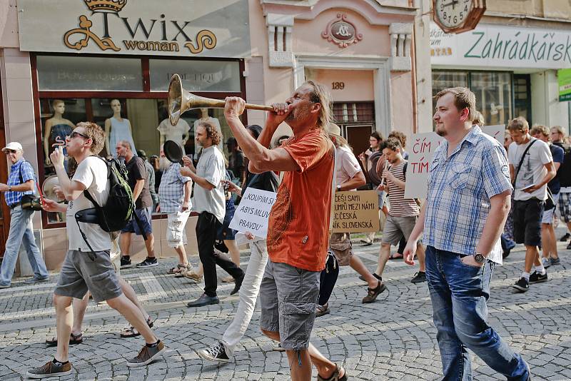 Průvod s transparenty v rukou vydal na krátkou cestu centrem města, při které demonstranty podporovali i další lidé.