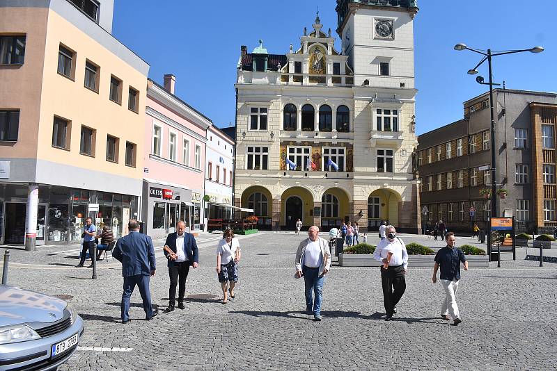 V pondělí 14. června odpoledne byly historické i soudobé dokumenty zabaleny do vodě odpudivého materiálu a vloženy do celkem pěti měděných tubusů. Ty putovaly do makovice a ta následně na věž staré radnice.