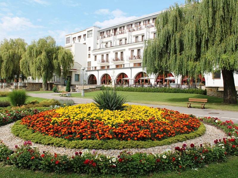 HLAVNÍ LÁZEŇSKÁ BUDOVA, Masarykův pavilon, nyní osiří. Pacienti se stěhují jinam, zaměstnanci zůstanou doma. 