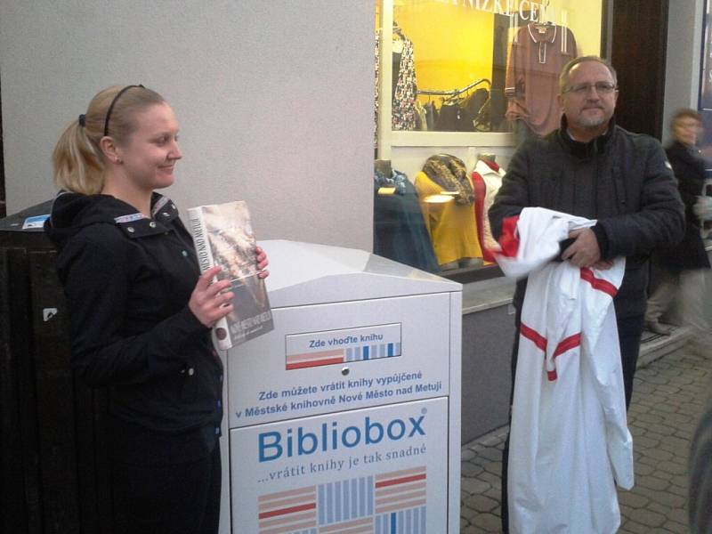 STAROSTA Petr Hable odhaluje nový bibliobox. 