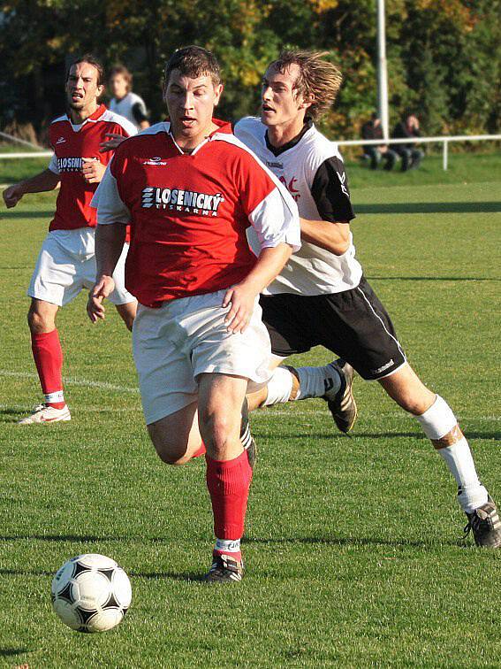 Výraznou posilou novoměstských zadních řad se před podzimní částí stal Martin Kálmán (v popředí).