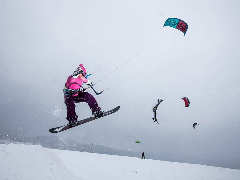 Mezi Rokytnicí a Říčkami v Orlických horách brázdí větrné pláně takzvaní snowkiteři s drakem, který táhne lyžaře či snowboardistu. 