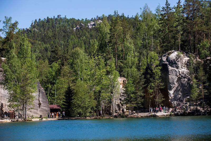 Skalní město Adršpach je o víkendech a prázdninách po velkým náporem tisíce turistů. Mnohdy zde kolabuje doprava.