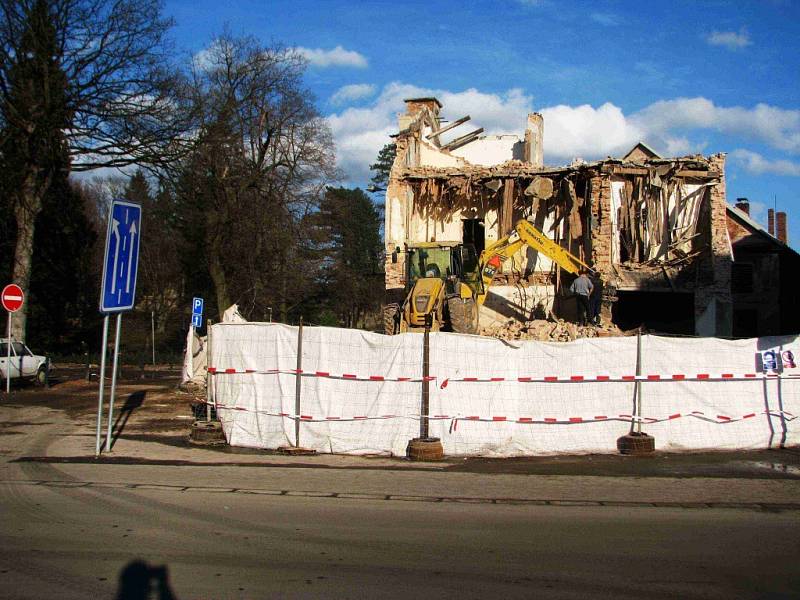 Bourání staré hasičárny v Broumově.