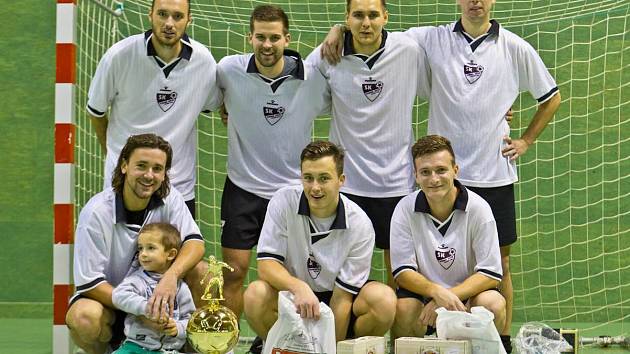JEDENÁCTÝ ročník halového fotbalového turnaje Jelichov Cup vyhrál tým FC Sportisimo.