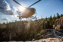 Záchranářský vrtulník při akci ve skalách