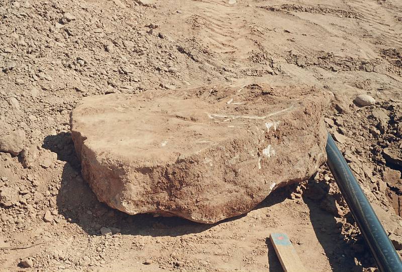 Menhir vytžený bagrem při výkopu rýhy pro kabel