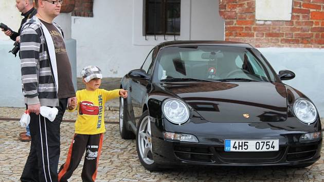 Sraz majitelů vozů značky Porsche z Classic Porsche Clubu před novoměstským zámkem. 