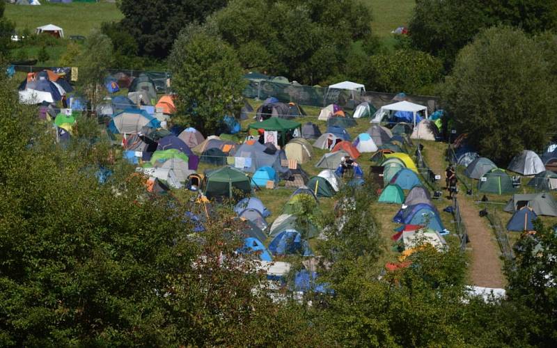 Metalový festival Brutal Assault opět nalákal do Josefova tisíce příznivců nejtvrdší hudby, a zdá se, že tak jak se šíří dobrá pověst hudební akce, je pevnostní městečko v době jejího konání stále plnější a těsnější. 