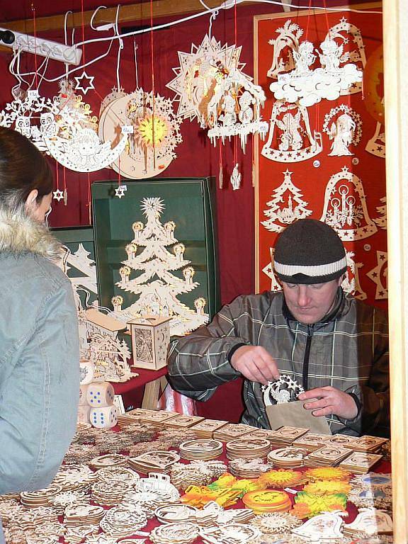 Martinský řemeslný trh byl pastvou pro oči, k vidění byly ukázky staročeských řemesl, k nákupu lákaly staročeské pochoutky. 