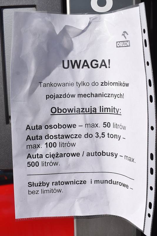 Ceny na  čerpacích stanicích stoupají stejně jako u nás každým dnem. navíc se mnozí čeští řidiči setkávají s tím, že stojany nefungují nebo nemohou platit kartou.