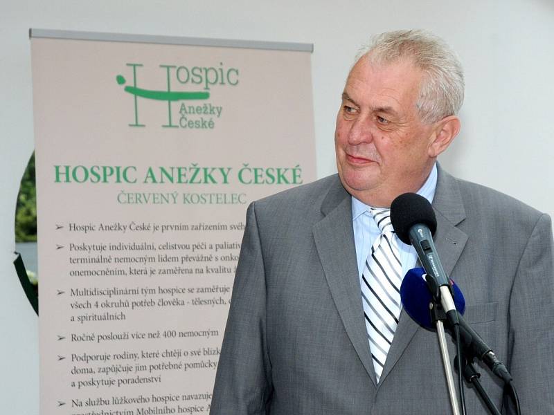 PREZIDENT Miloš Zeman, kardinál Dominik Duka a ředitel červenokostelecké Oblastní charity Miroslav Wajsar poklepali základní kámen nové budovy, která bude sloužit mobilnímu hospici. 