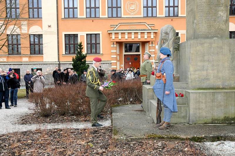 NÁHROBEK s pamětní deskou generála Jana Kratochvíla slavnostně odhalil v neděli odpoledne na červenokosteleckém hřbitově náčelník Generálního štábu Armády České republiky armádní generál Petr Pavel za přítomnosti představitelů města a místního disentu.