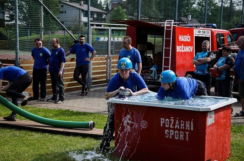 Na zeleném trávníků se odehrála tradiční hasičská soutěž v požárním sportu.