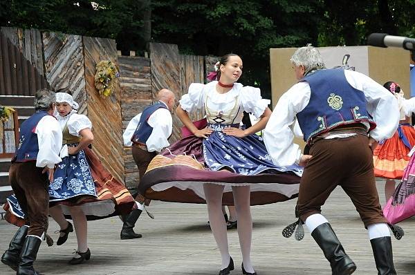 Mezinárodní folklorní festival v Červeném Kostelci.