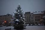 Místo zrušeného setkání plánovaného ke slavnostnímu rozsvícení vánočního stromu se na broumovském náměstí sešly desítky lidí volajících po návratu k normálnímu životu.