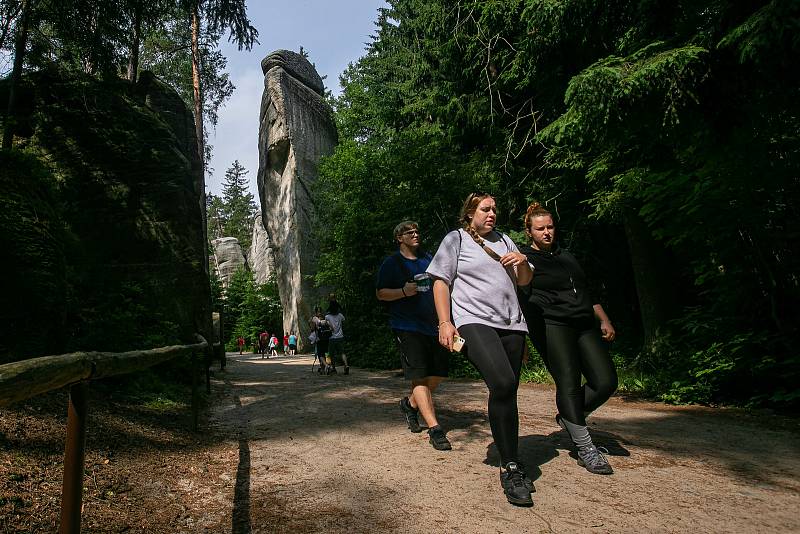 Začaly prázdniny a o prodlouženém víkendu do Adršpachu dorazili výletníci ve velmi hojném počtu. V neděli mezi 10:00 až 14:00 byla kapacita, která umožňuje vstup 400 návštěvníků za hodinu vyčerpána.