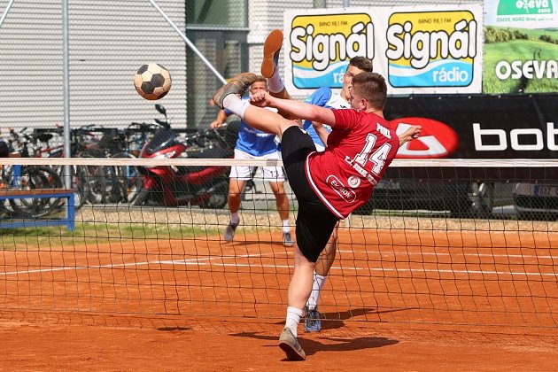 Václav Pohl hraje první ligu v nohejbale za Holice