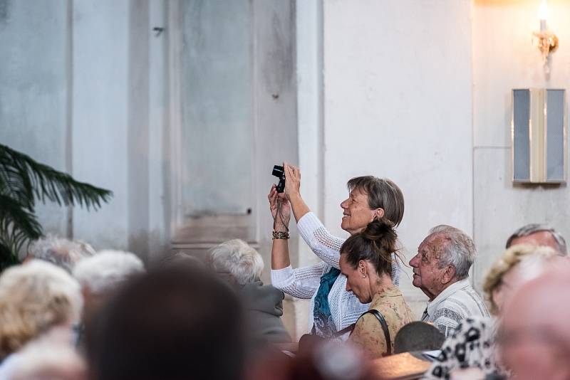 Více než 360 návštěvníků, kteří si zahajovací koncert nenechali ujít, odměnilo výkony účinkujících umělců dlouhotrvajícím závěrečným potleskem ve stoje, díky němuž došlo i na přídavek: skladbu Gabriel´s Oboe od Ennia Morricone, ústřední téma z filmu Mise.