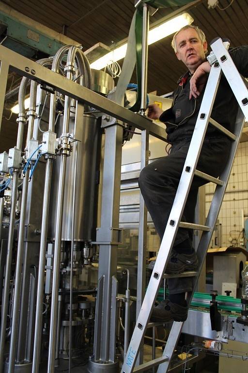 Pivovar Primátor obnovil technologii na stáčení piva do lahví.