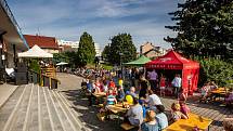 Ještě před  oficiálním zahájením festivalu diváky i kolemjdoucí naladila místní kapela The Acoustics - zazněly hity The Beatles..  Foto: Festival české filmové komedie